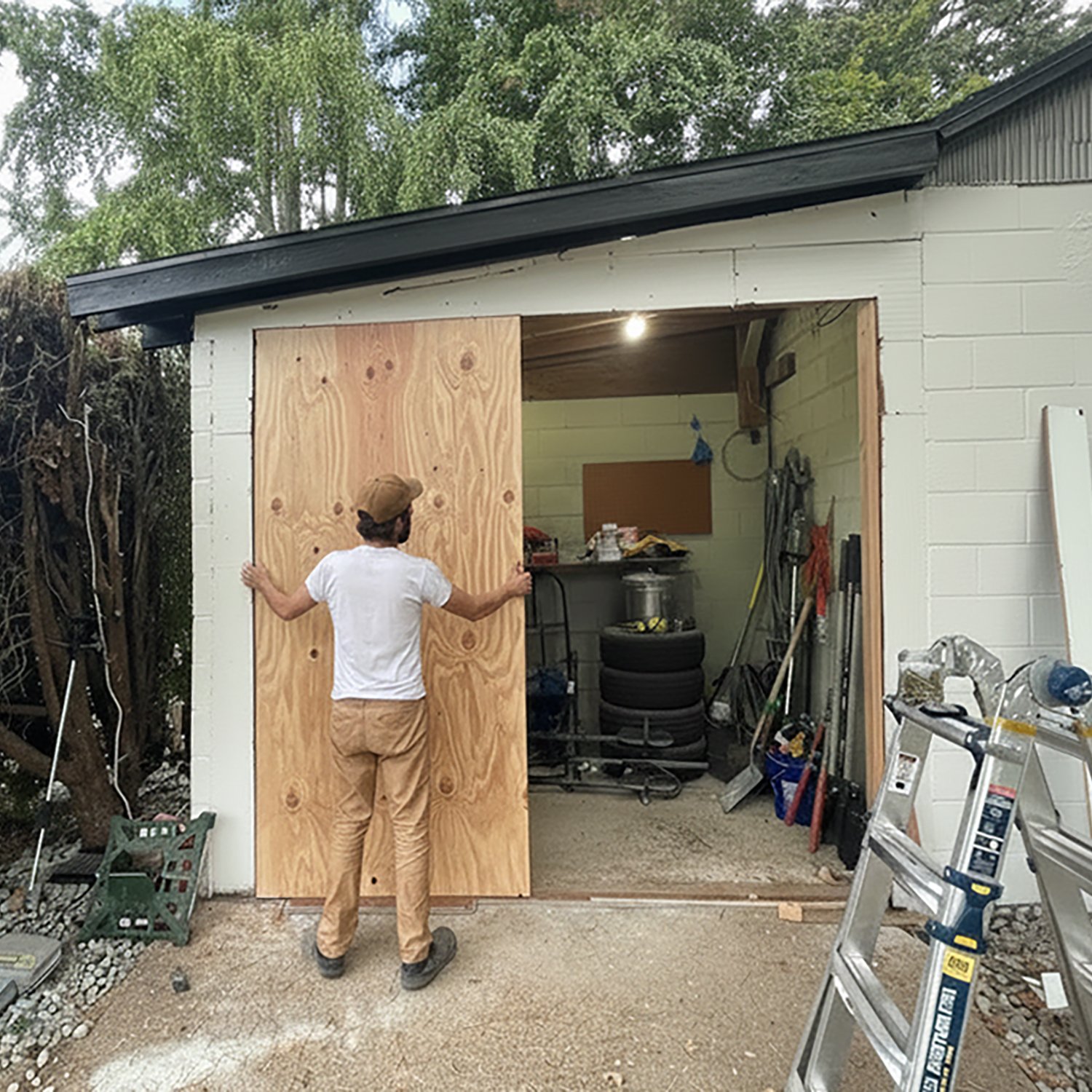 Zor Keeler working on home improvements